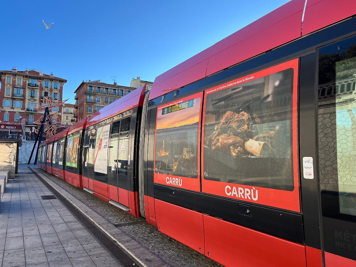 Se il bollito di Carr&ugrave; viaggia in tram in Costa Azzurra