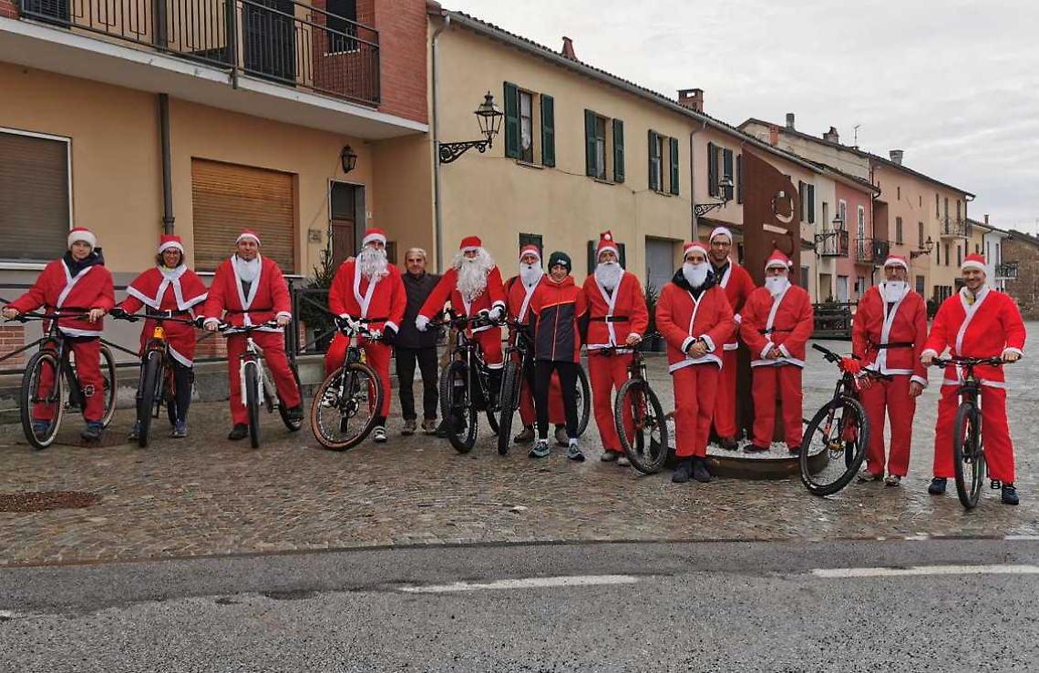Babbi Natale&hellip; in bici: sindaco, amministratori e ragazzi portano i doni agli anziani