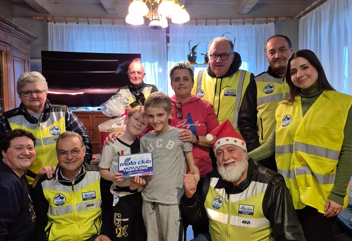 Poliziotti motociclisti col cappello da Babbo Natale portano doni per donne e bambini vittime di violenza