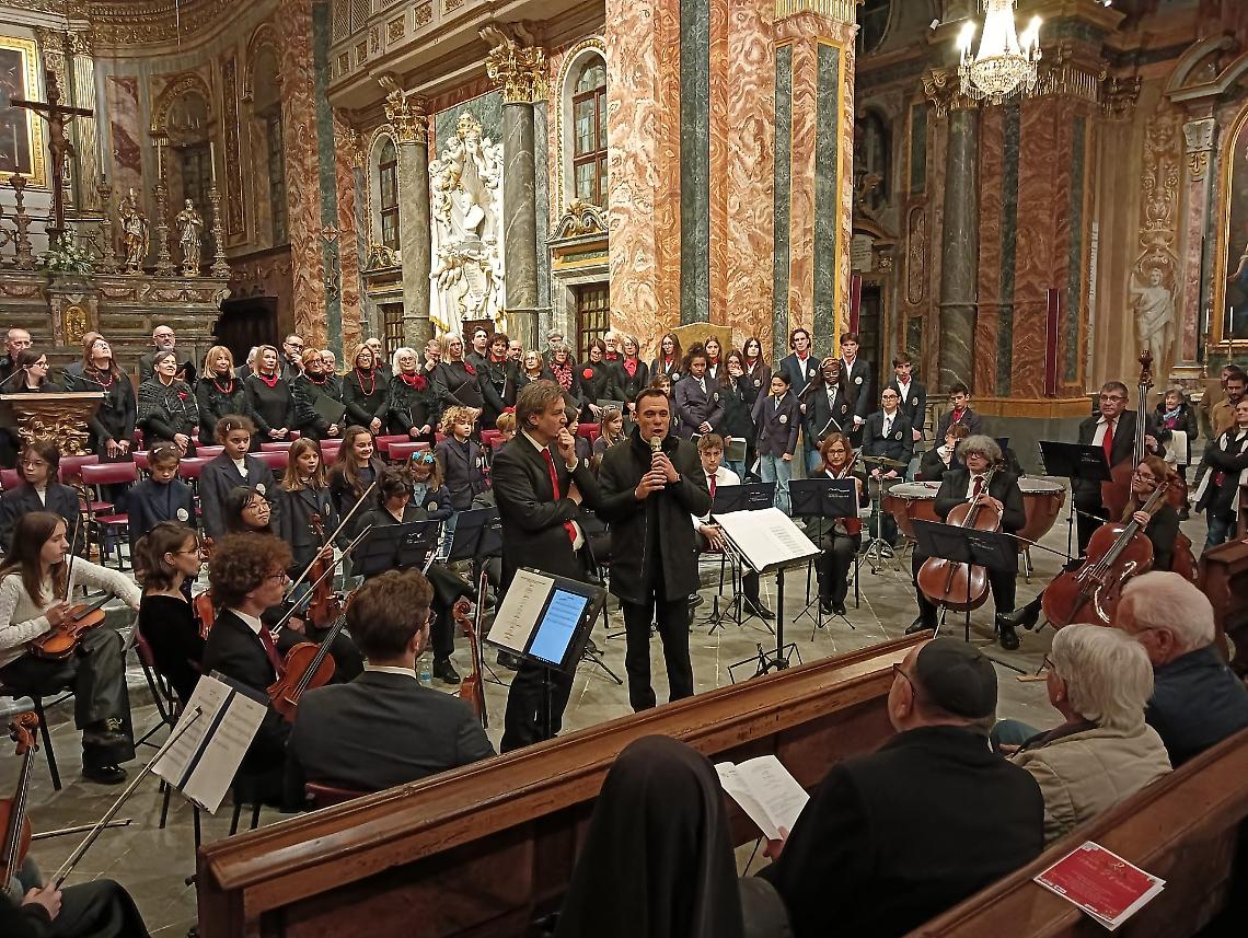 Duomo sold out e accoglienza calorosa: Mondov&igrave; canta il Natale