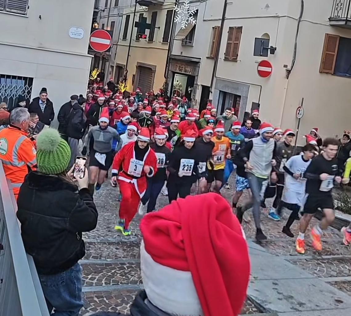 103 Babbi Natale corro per beneficienza
