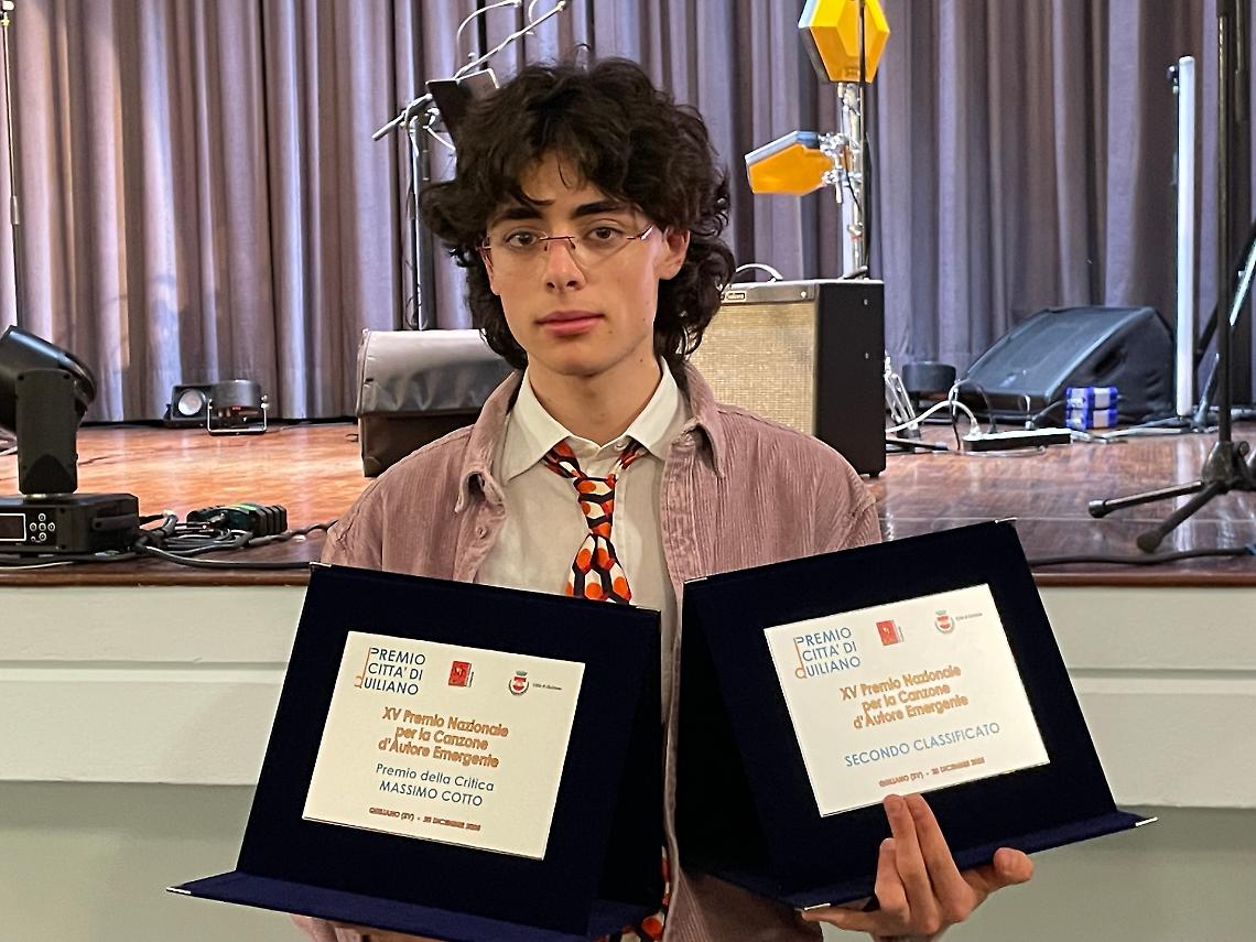 Al cantautore briagliese Giulio Toppino il premio per "Massimo Cotto" la canzone d'autore emergente