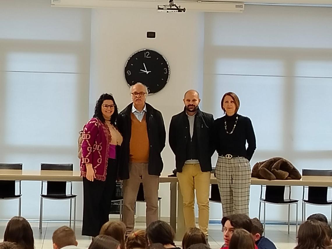 Un augurio speciale a scuola: pi&ugrave; libri e pi&ugrave; partecipazione