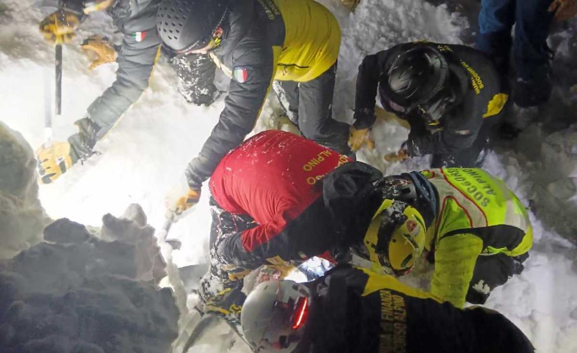 Fuoripista da incubo: sciatore travolto e salvato dopo ore sotto la neve