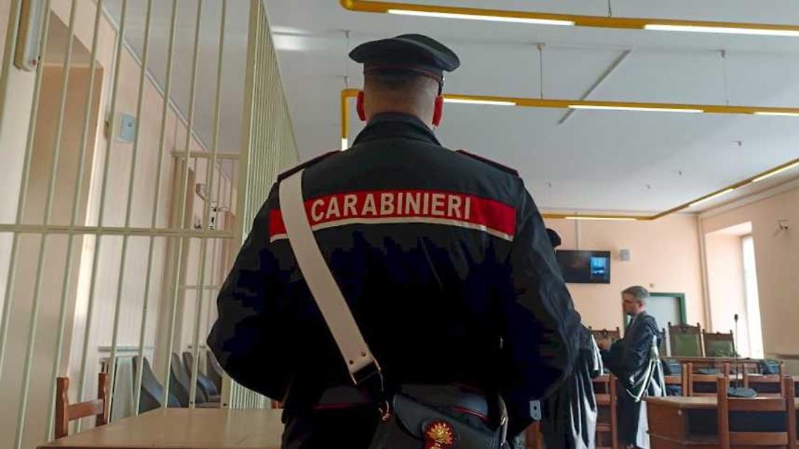 Cinque coltellate alla moglie: l&rsquo;accusa chiede dieci anni di carcere