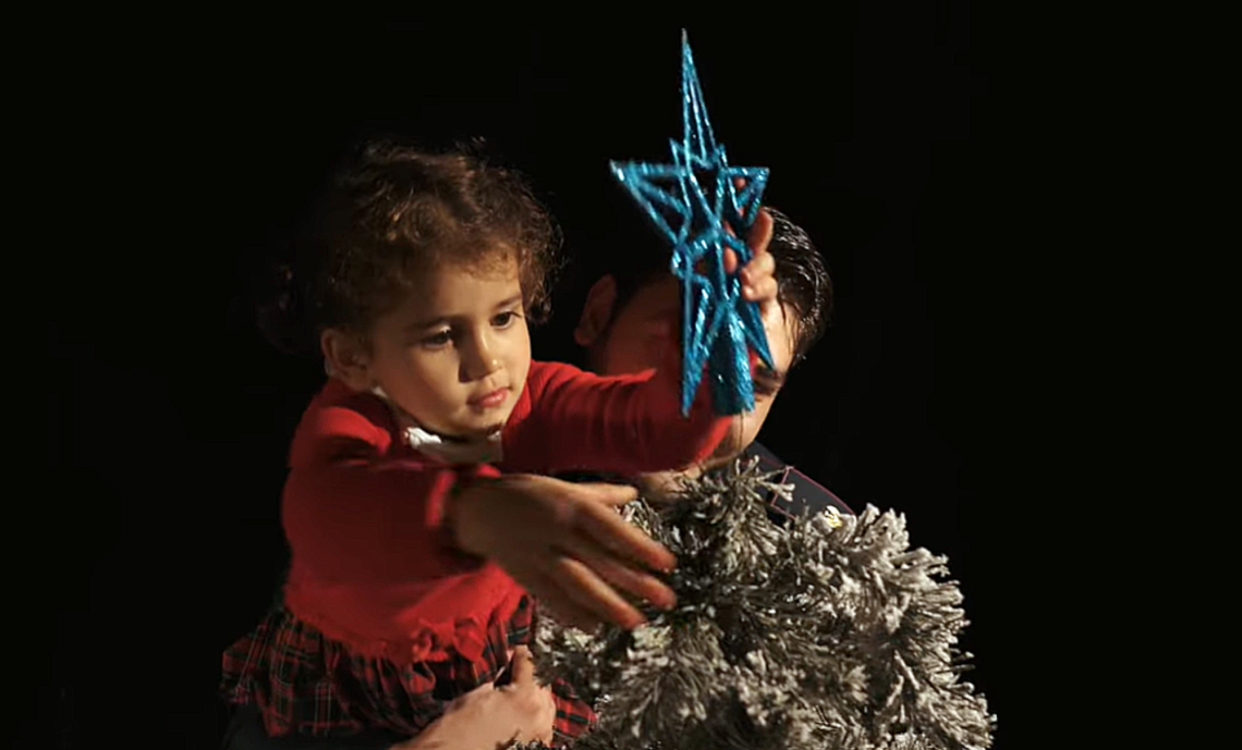 Buone feste 2025: la Polizia di Stato mette sotto l&rsquo;albero sicurezza e sorrisi - GUARDA IL VIDEO