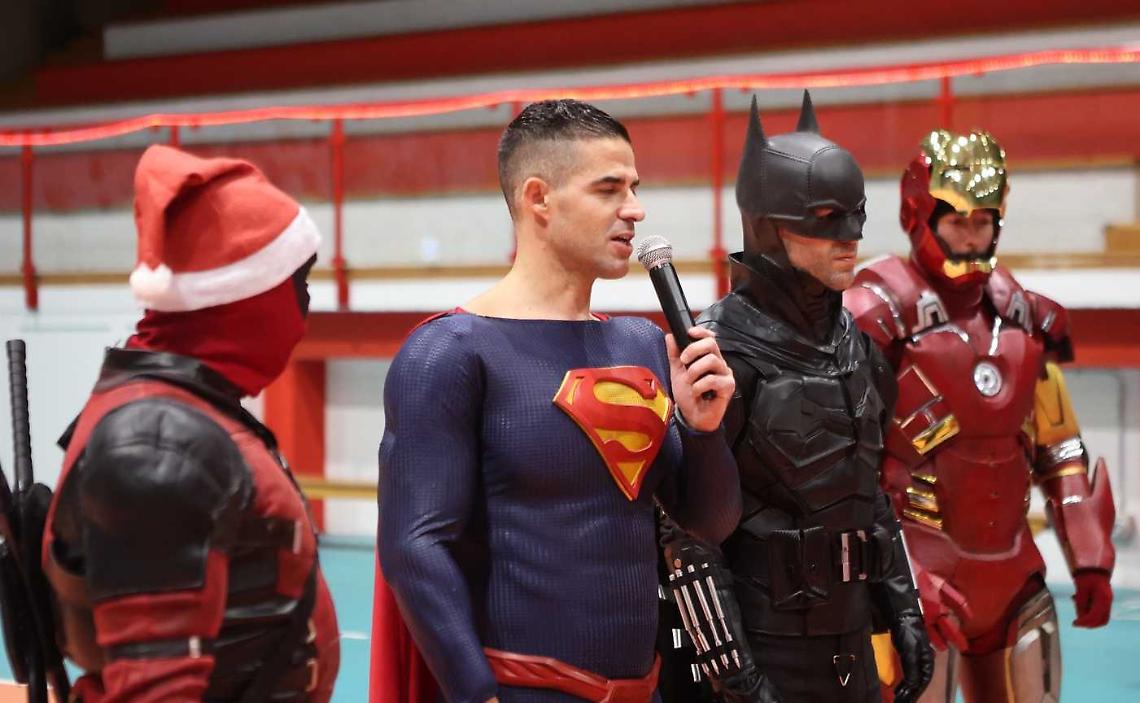 Quando arrivano i supereroi: una missione di giocattoli (e sorrisi) per i bimbi in ospedale