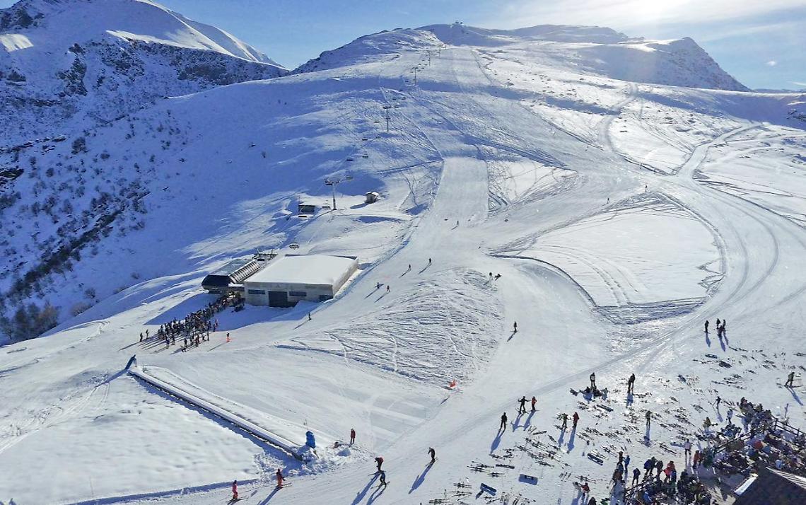 Sulle piste guardando il mare, una giornata da record nel paradiso dello sci 