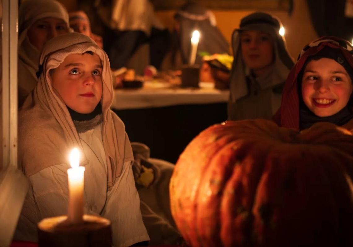 Centinaia di figuranti alla luce delle torce: &egrave; l'ora del presepe vivente che compie 51 anni