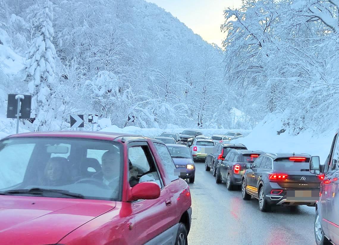 Mega nevicate: tutti in auto verso le stazioni sciistiche... e il traffico va in tilt