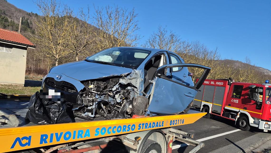 Scontro auto e camion sulla Statale 28
