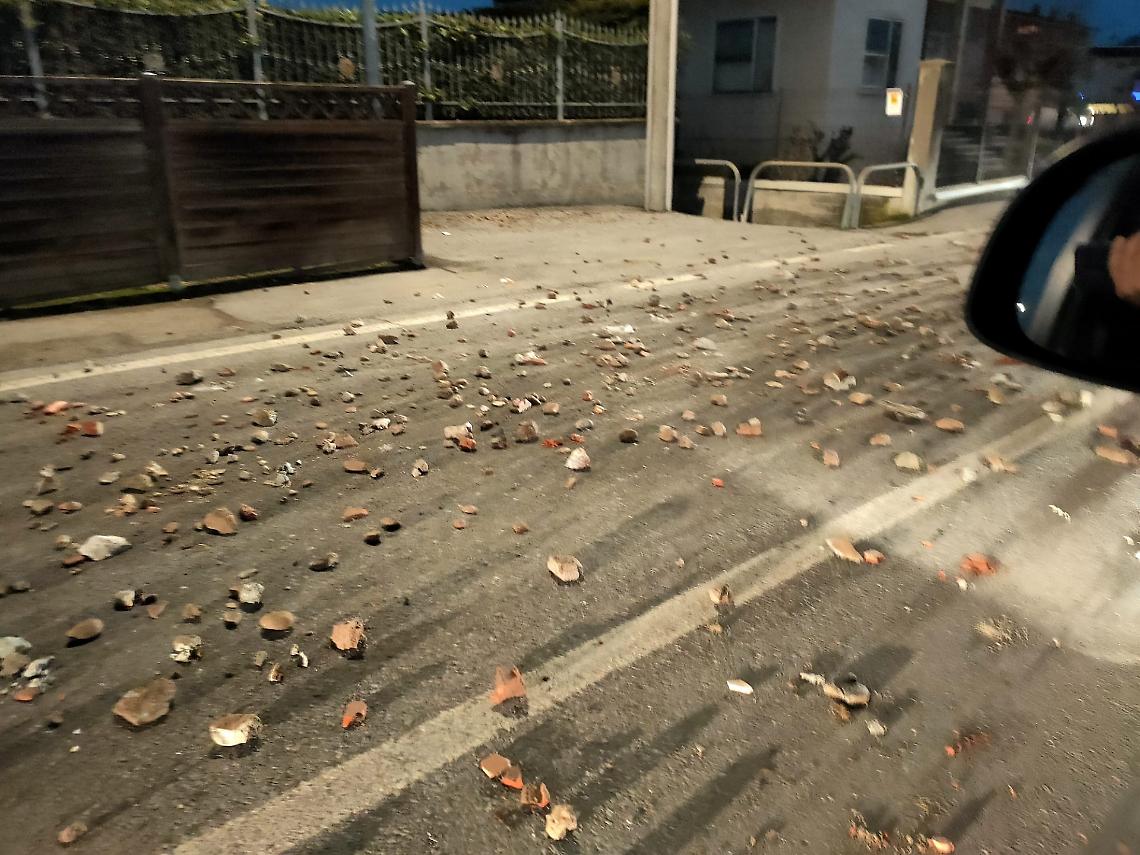 Camion perde il carico in via Vecchia di Cuneo