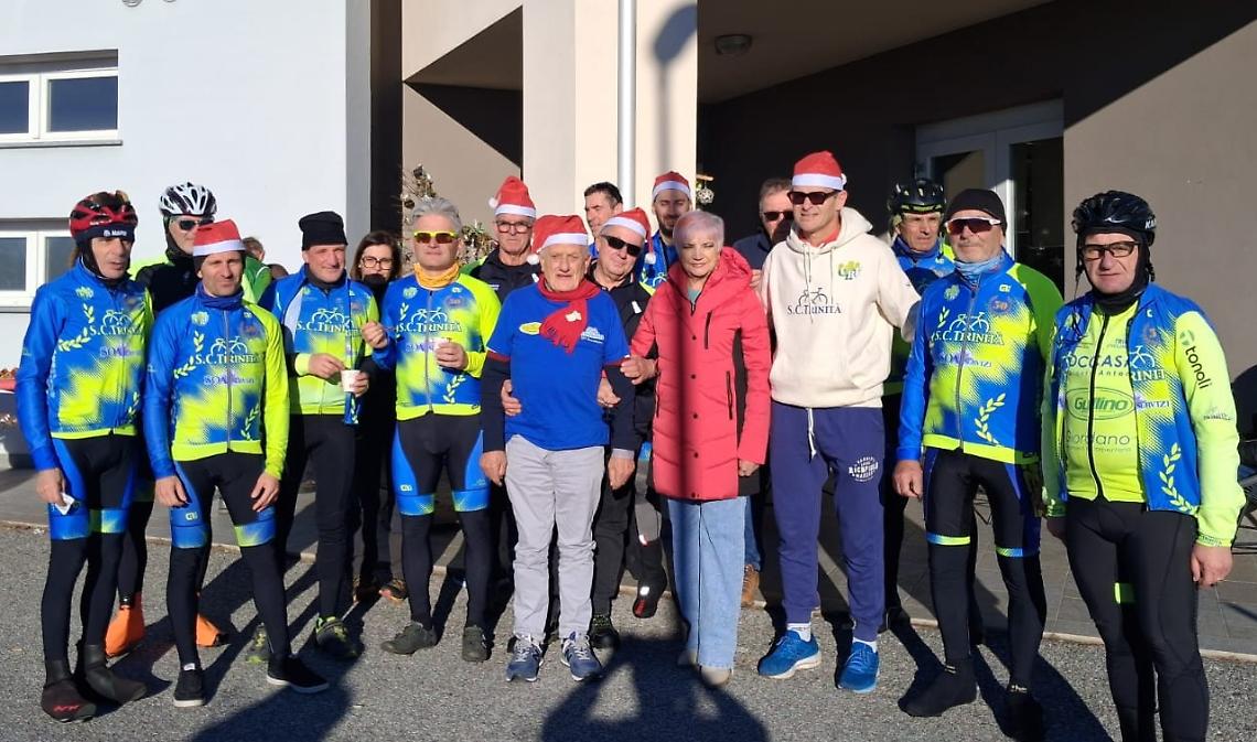 In tanti alla pedalata benefica a sostegno della ricerca sui tumori dei bambini