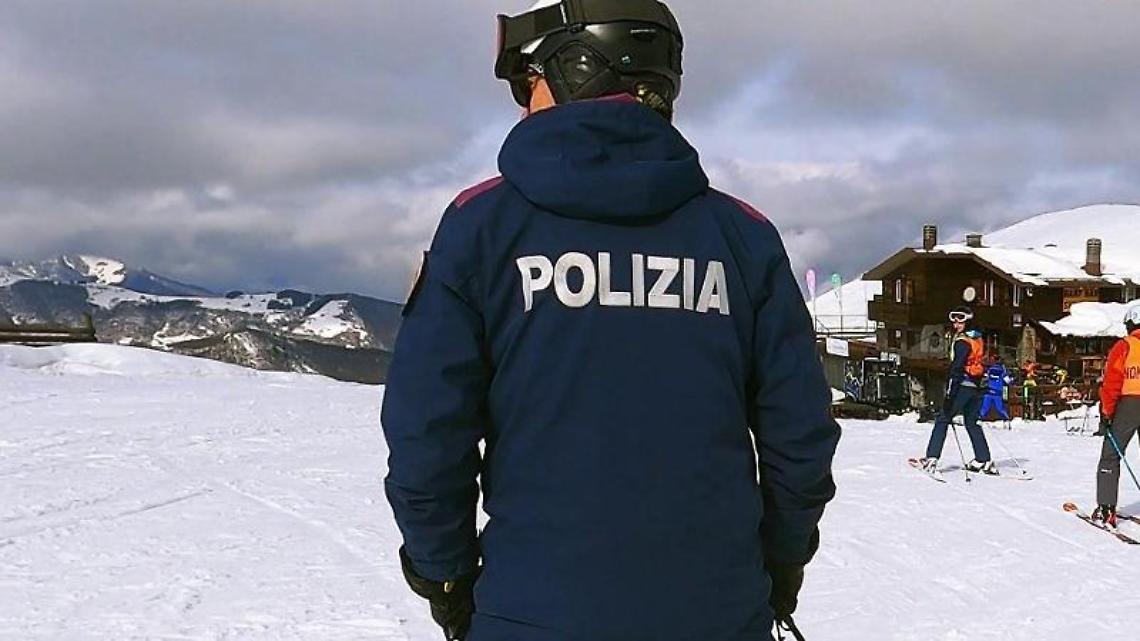 Scivola e resta a bordo del precipizio, giovane sciatore salvato dai poliziotti
