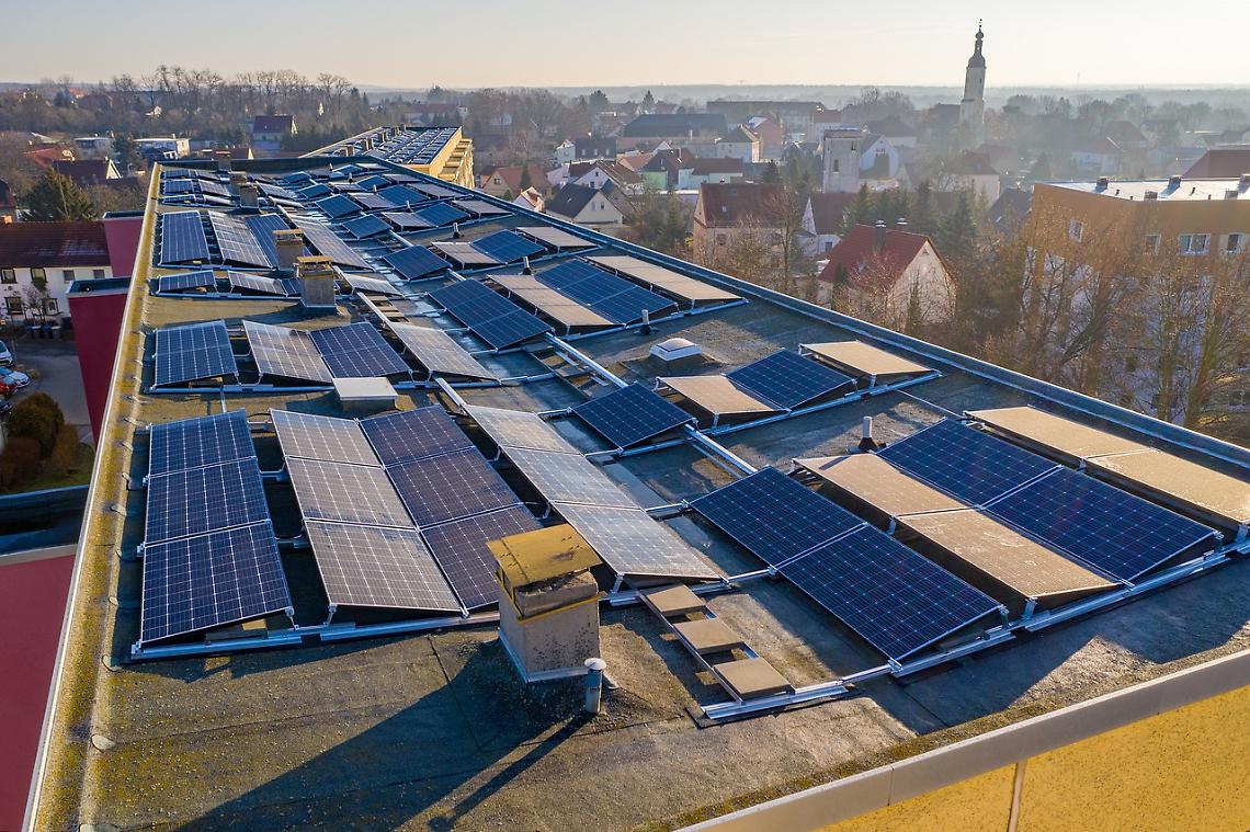 Priorit&agrave; al fotovoltaico sui tetti, sui parcheggi, nelle aree industriali e nelle discariche