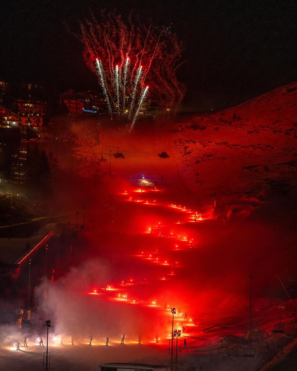 Capodanno sulla neve: fiaccole, musica e fuochi per salutare il 2025