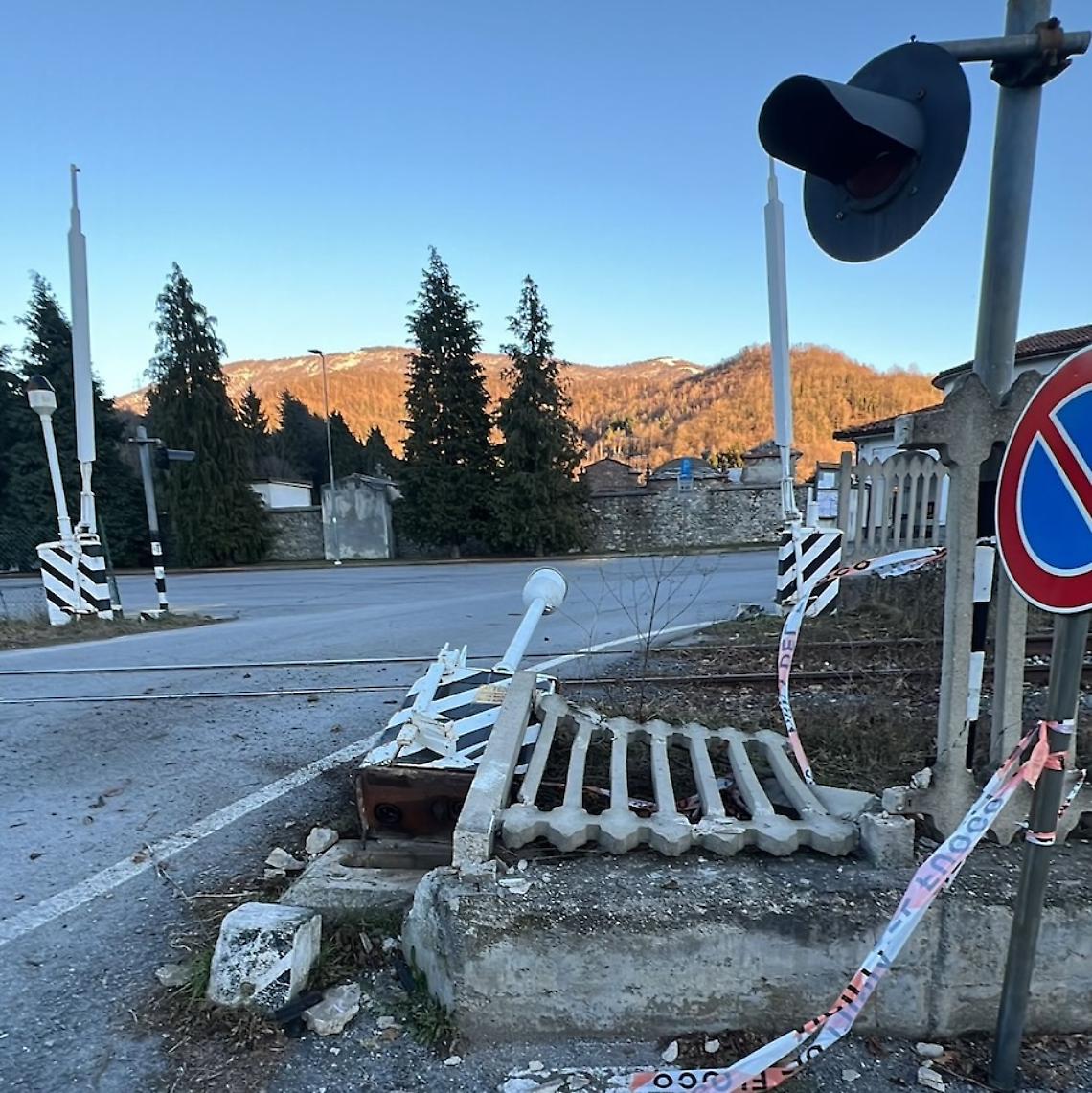 Bilico divelle la casa di manovra del passaggio a livello ferroviario