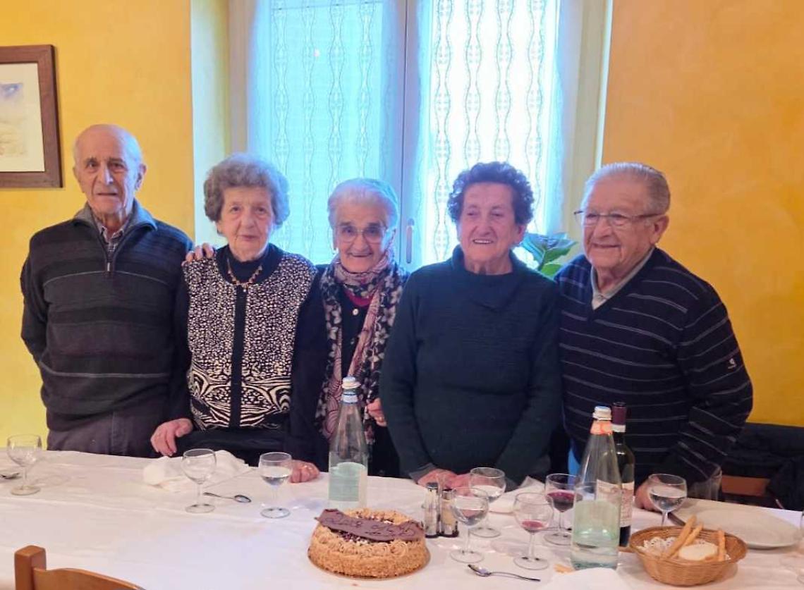 I 90enni del paese si riuniscono e brindano alla vita