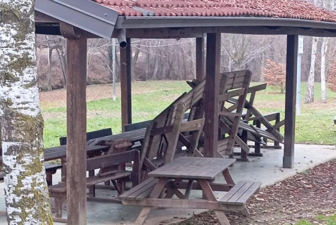 Atti Vandalici al parco: panchine e suppellettili danneggiate