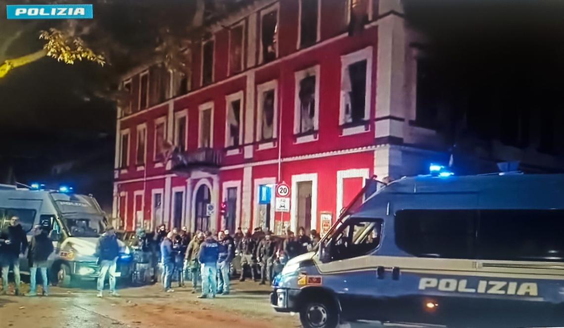 Capodanno di scontri a Torino: la parata di Askatasuna finisce tra cariche e carabinieri feriti