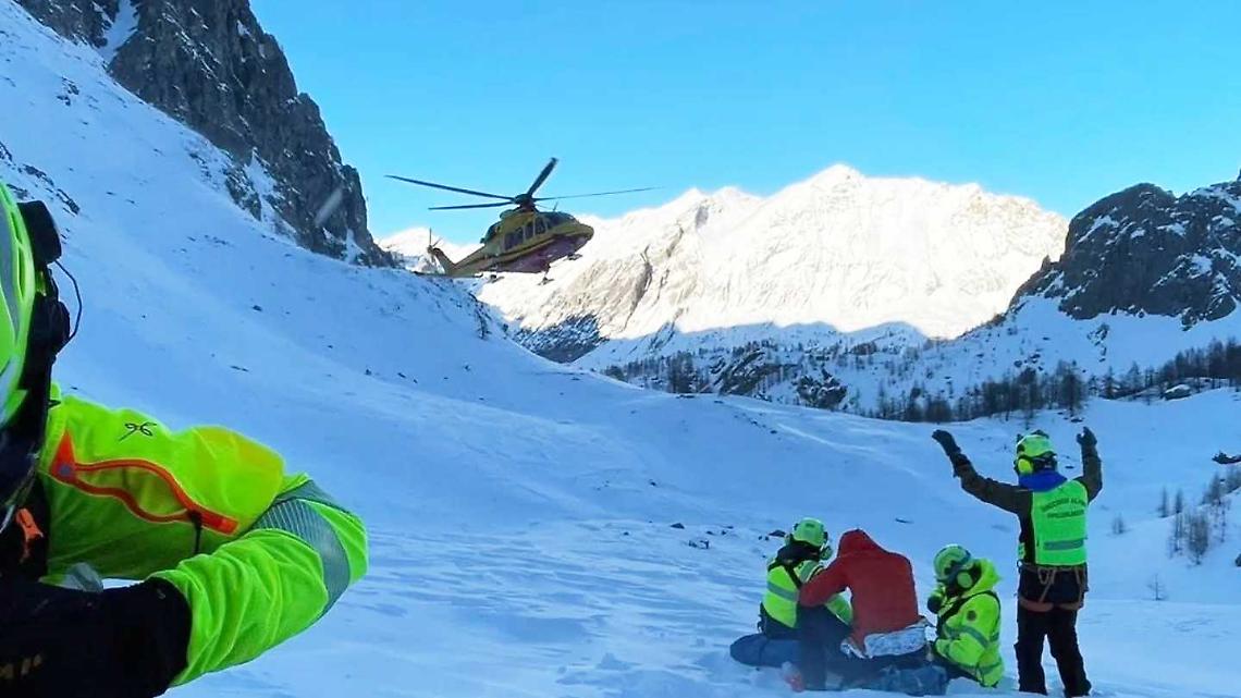 Montagna fatale, la cronaca di un pomeriggio terribile: tre valanghe, due morti 