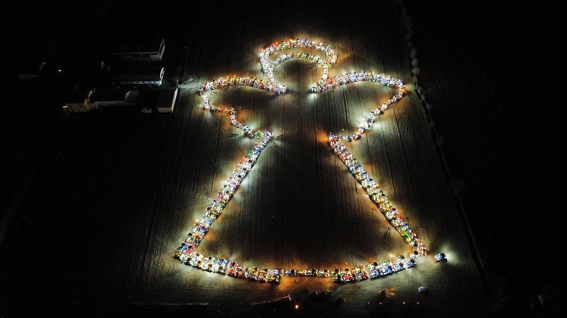 230 trattori danno vita ad un grande angelo di luce, per i bimbi in Ospedale