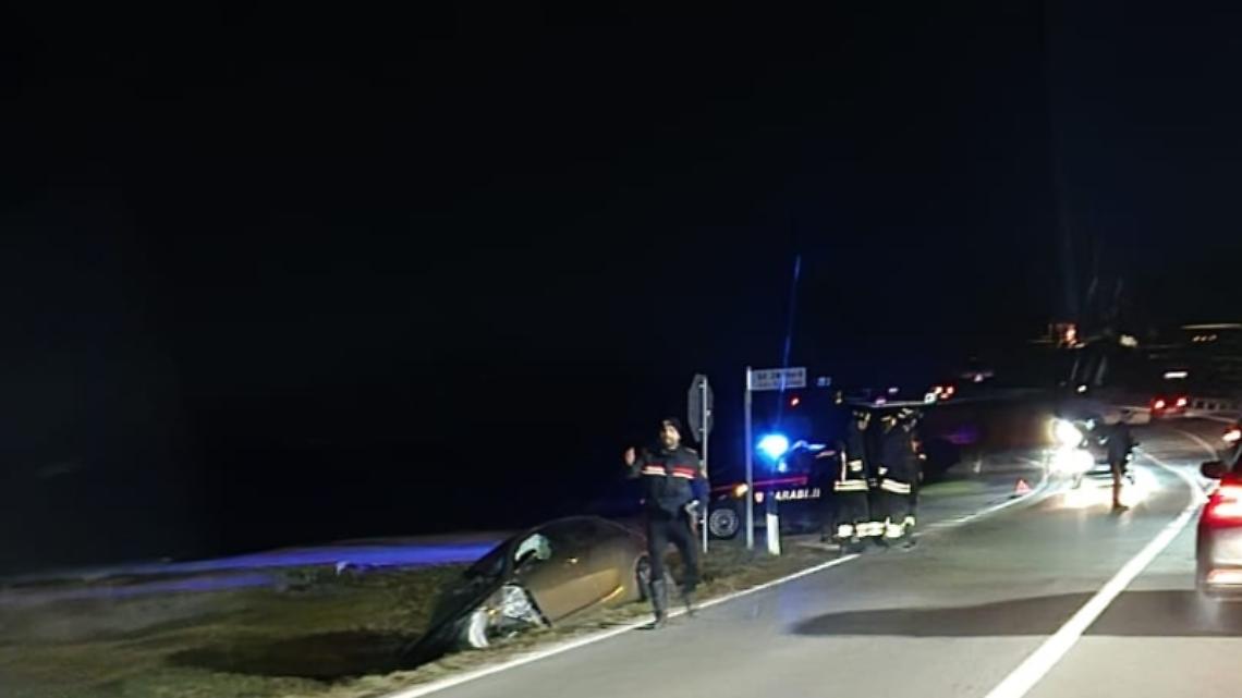 Incidente alle porte della citt&agrave;: due auto coinvolte, una finisce fuori strada