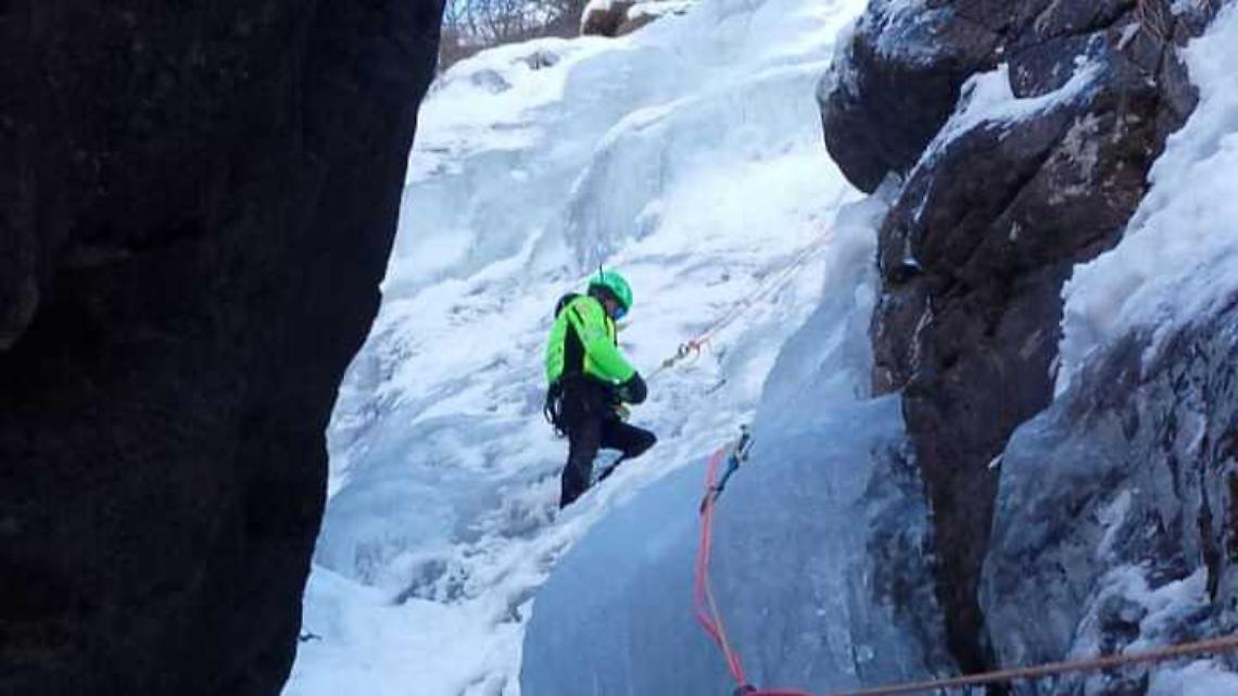 Bloccata su una cascata di ghiaccio: scalatrice salvata in elicottero