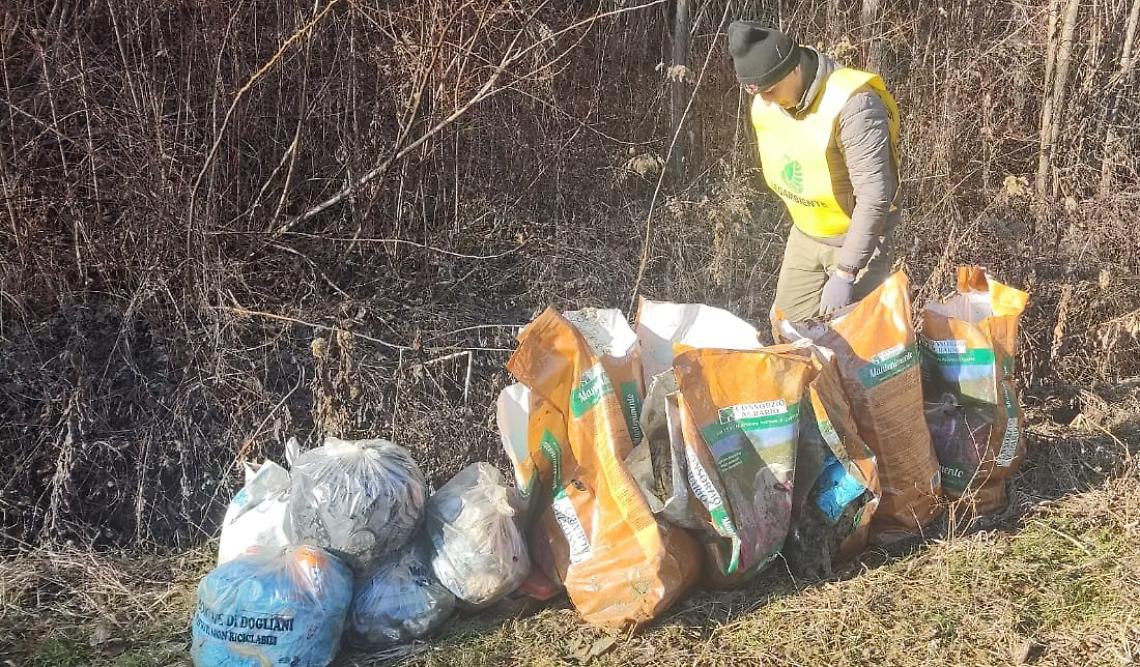 Volontari raccolgono pentole, scarpe e rifiuti di ogni genere, sul greto del torrente