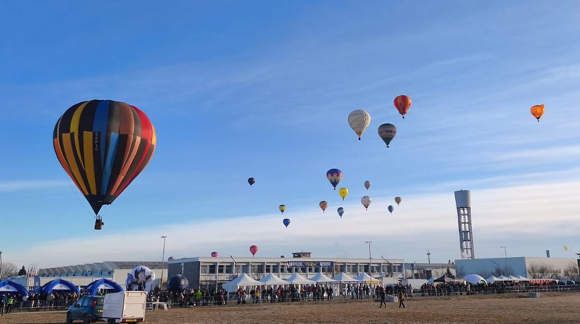 Il cielo dell'Epifania si colora di magia: mongolfiere show, nel primo volo di giornata