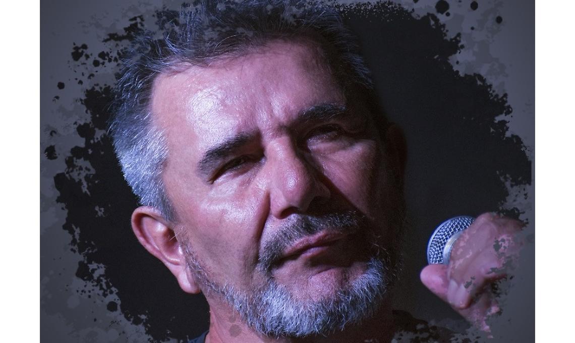 "Resti tra noi": sul palco la comicit&agrave; e l'ironia "langhette" di Pippo Bessone