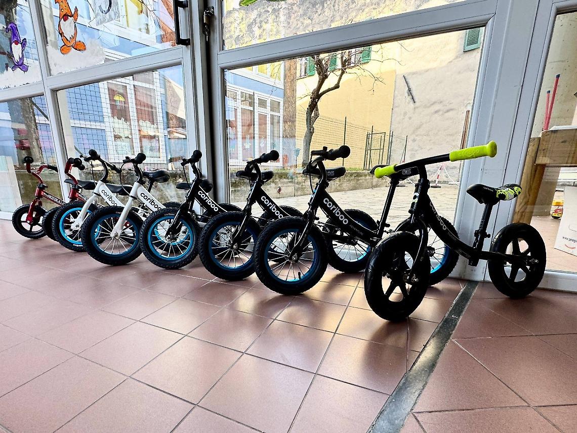 Otto piccole bici, mille sorrisi: il regalo che fa felici i bimbi