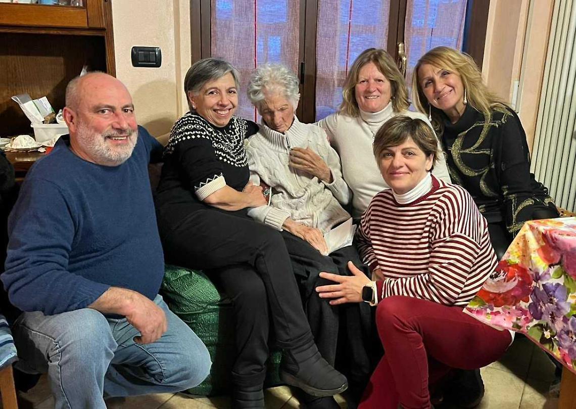 Un paese in festa per l'amata maestra centenaria