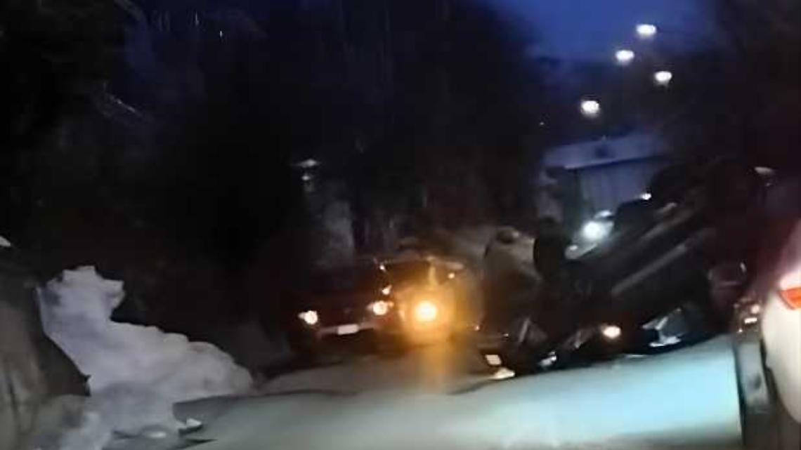 Auto si ribalta sulla carreggiata, ferito il conducente