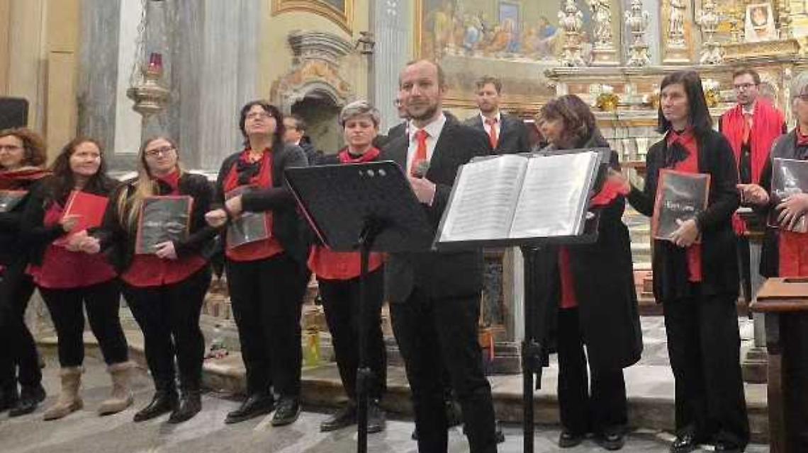 Una chiesa, un coro, un ricordo: il canto di Miroglio in memoria di Alberto