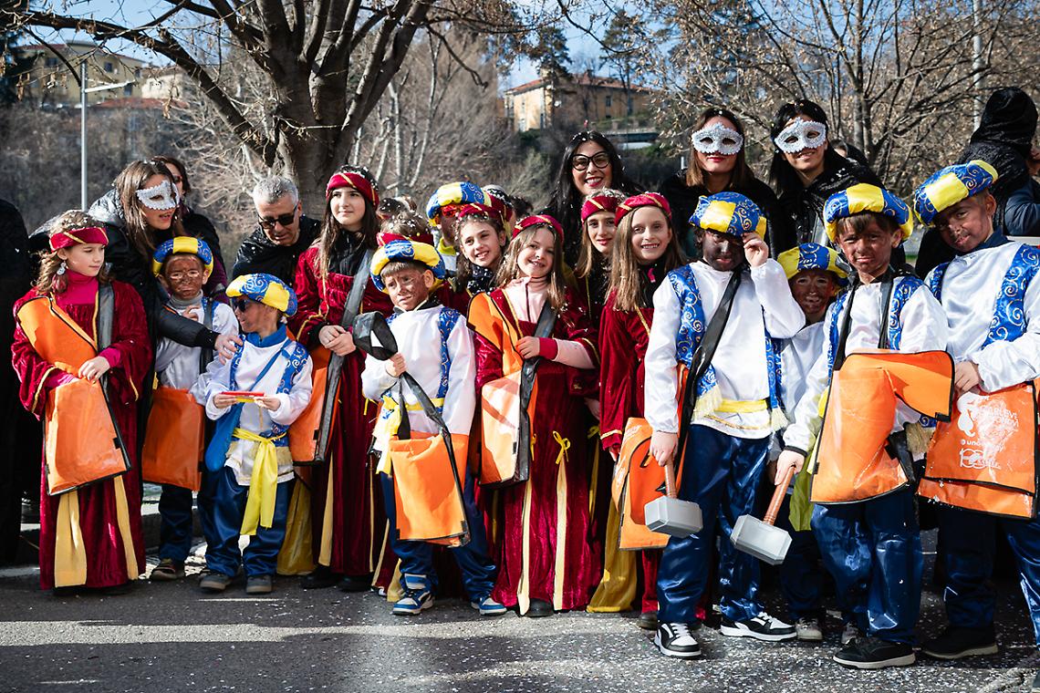 Baby gruppo al carnevale:  non da spettatori ma da protagonisti... con la maschera da "piccoli Mori"