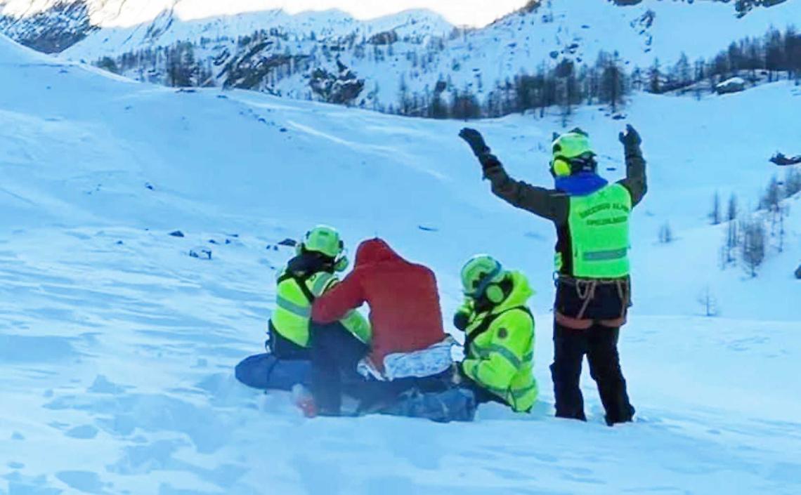Valanga a Pragelato, salvataggio al limite: scialpinista recuperato dopo ore nella bufera