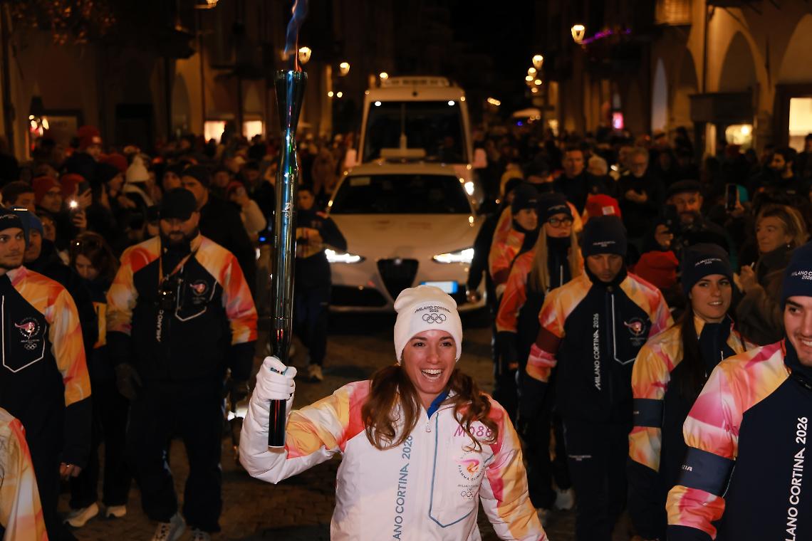 Emozioni olimpiche a Cuneo con l'arrivo della fiaccola di Milano-Cortina