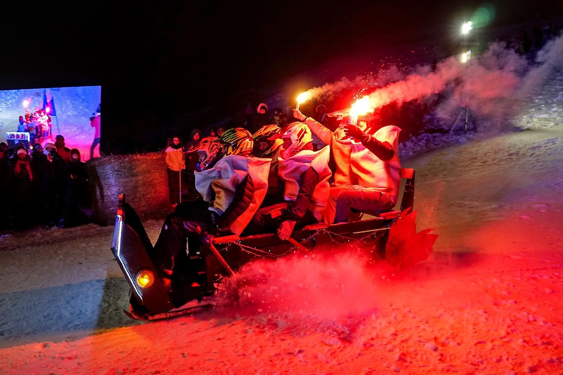 La folle corsa delle slitte infiamma la neve: spettacolo a -10 gradi, nel gelo della notte