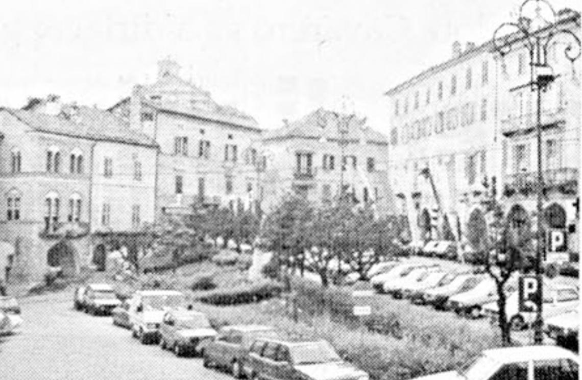 Quando in piazza si poteva "prendere l'ombra": chi si ricorda (25 anni fa) l'aiuola in centro storico?