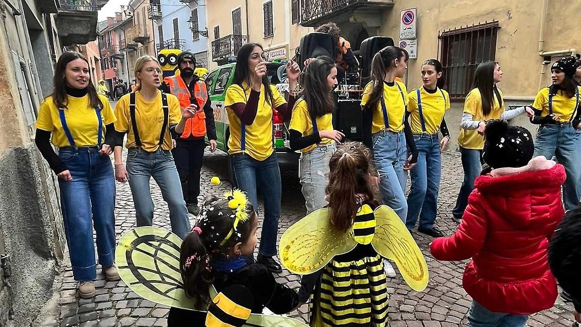 Nella sfilata di carnevale Cartoni ed eroi delle serie TV fanno sognare grandi e piccini 