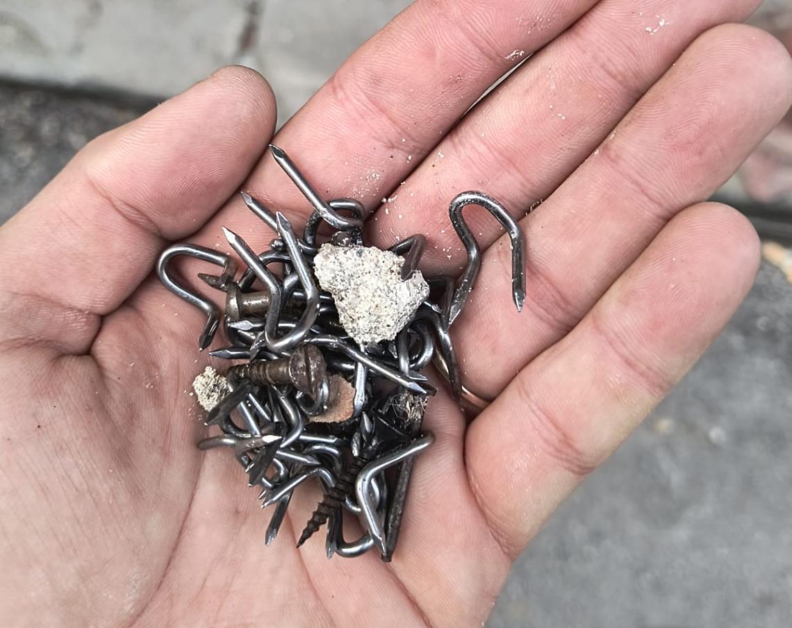 Chiodi nelle strade del centro storico per bucare le gomme delle auto