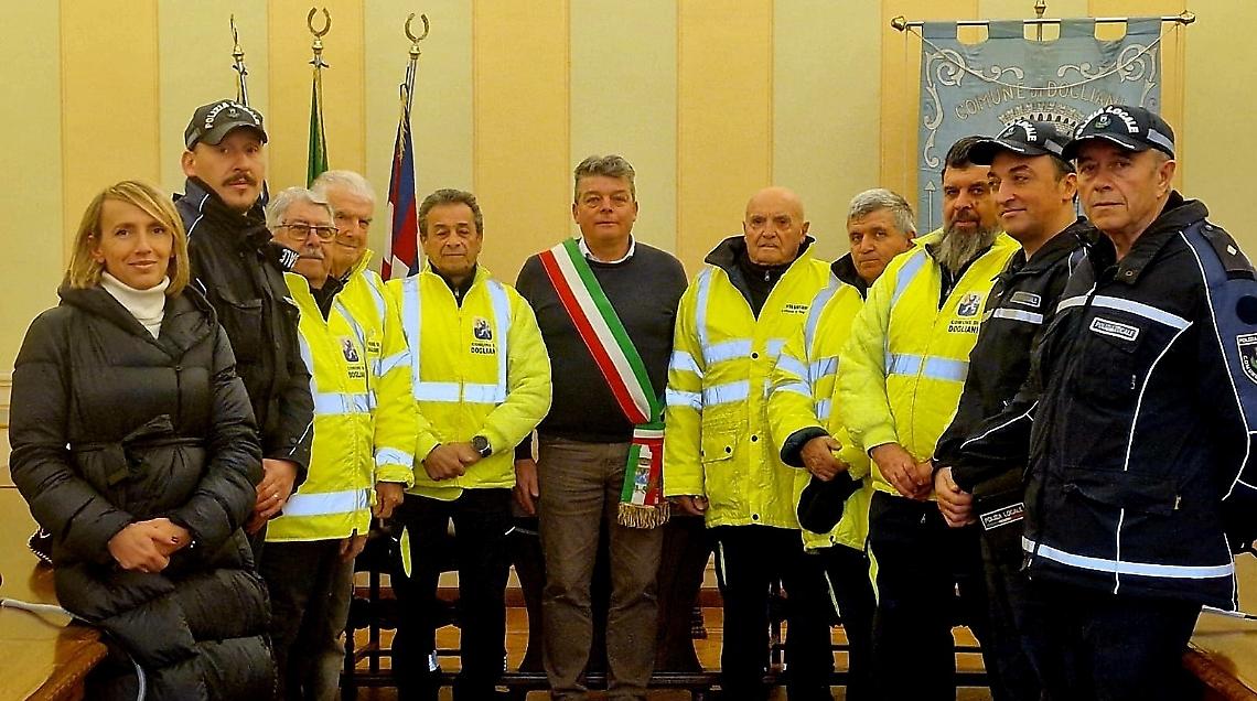 Sono gli angeli dei bimbi, all'ingresso della scuola: &laquo;Grazie ai "nonni in divisa"&raquo;