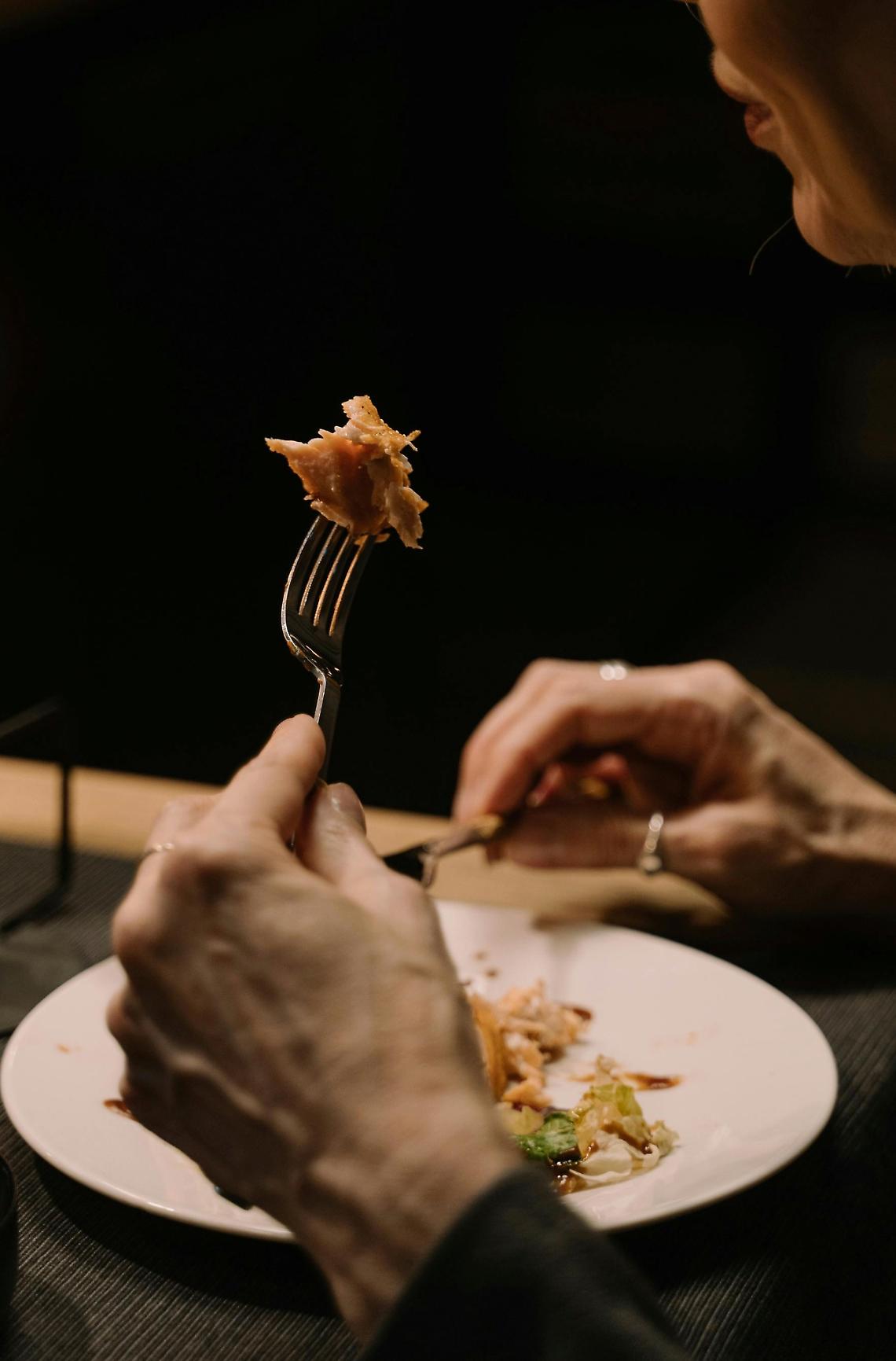 Non solo cibo: il servizio che ogni giorno porta compagnia a chi &egrave; solo