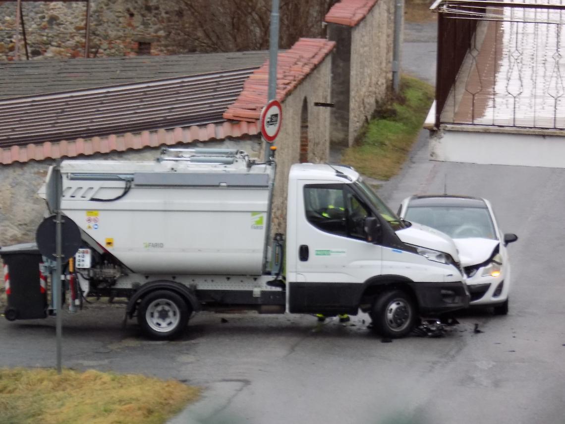 Incidente a Carassone: scontro tra un'auto e un furgone della raccolta rifiuti
