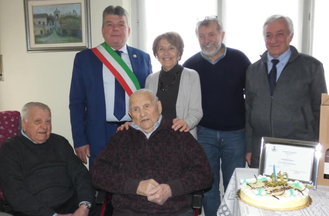 "Detu" festeggia i suoi 100 anni con il fratello Mario (92 anni) e la cognata (90 anni)