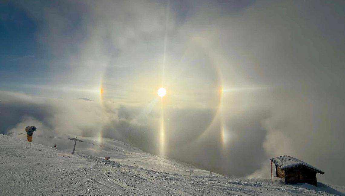 Cos'&egrave; il "cane solare"? Le foto spettacolari da Sestriere