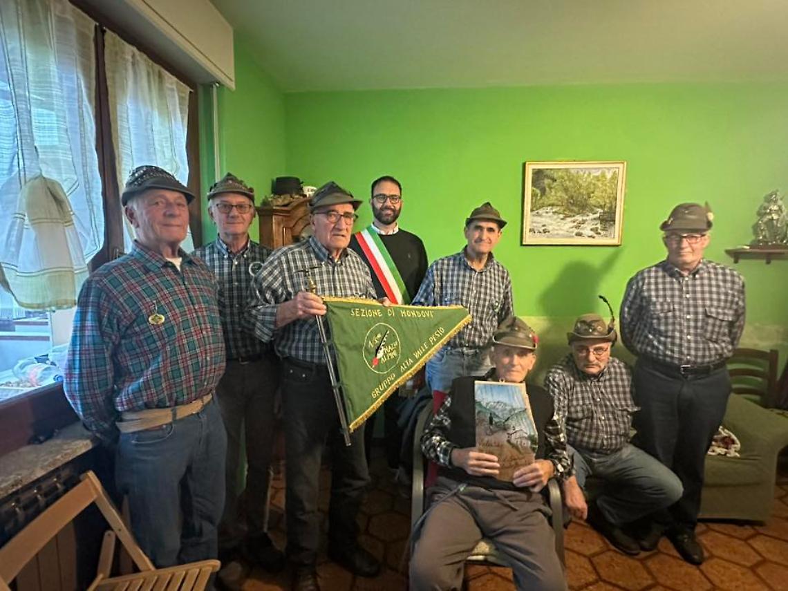 Una vita da Alpino: festa per Valentino Manassero, la penna nera pi&ugrave; anziana della Valle Pesio