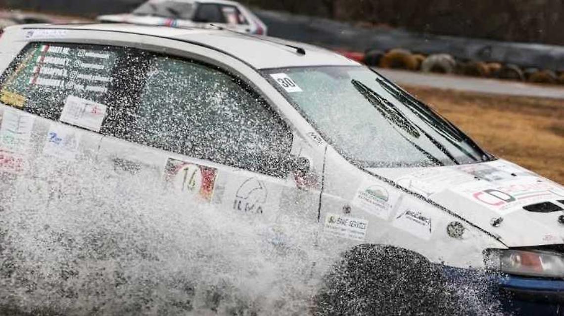 Sette ore a tutto gas sotto la pioggia con la Punto: dominano i piloti di Ceva