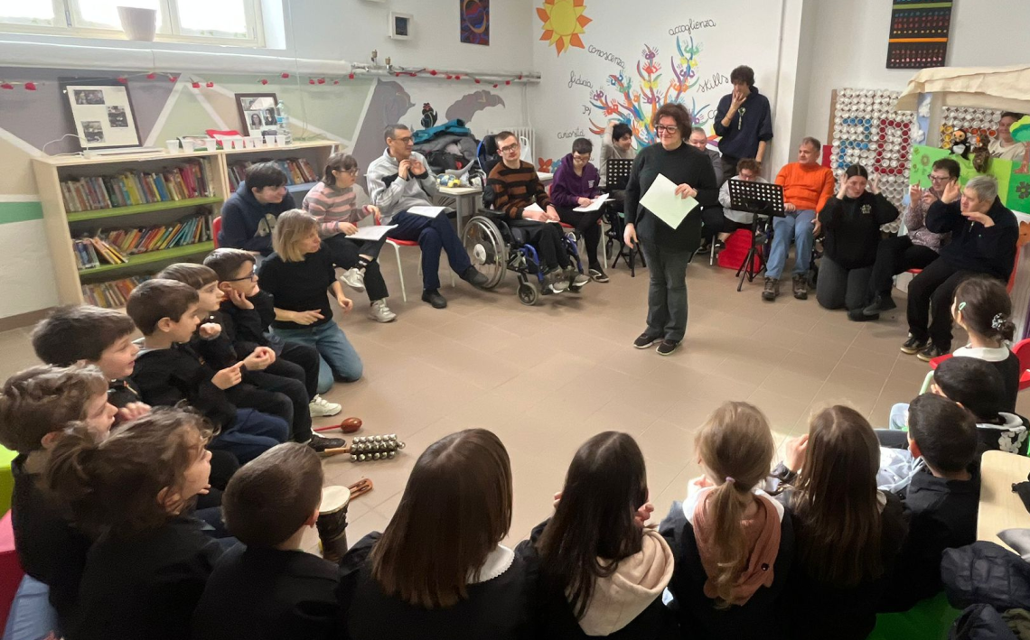 Chiedere le cose con gentilezza &egrave; pi&ugrave; bello: i bimbi incontrano i ragazzi del Centro diurno